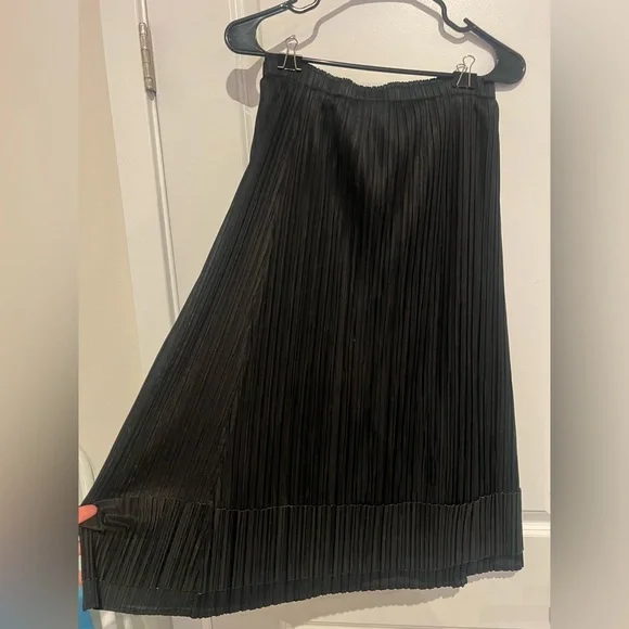 Elegant Black Pleated Skirt - Picture 3 of 4